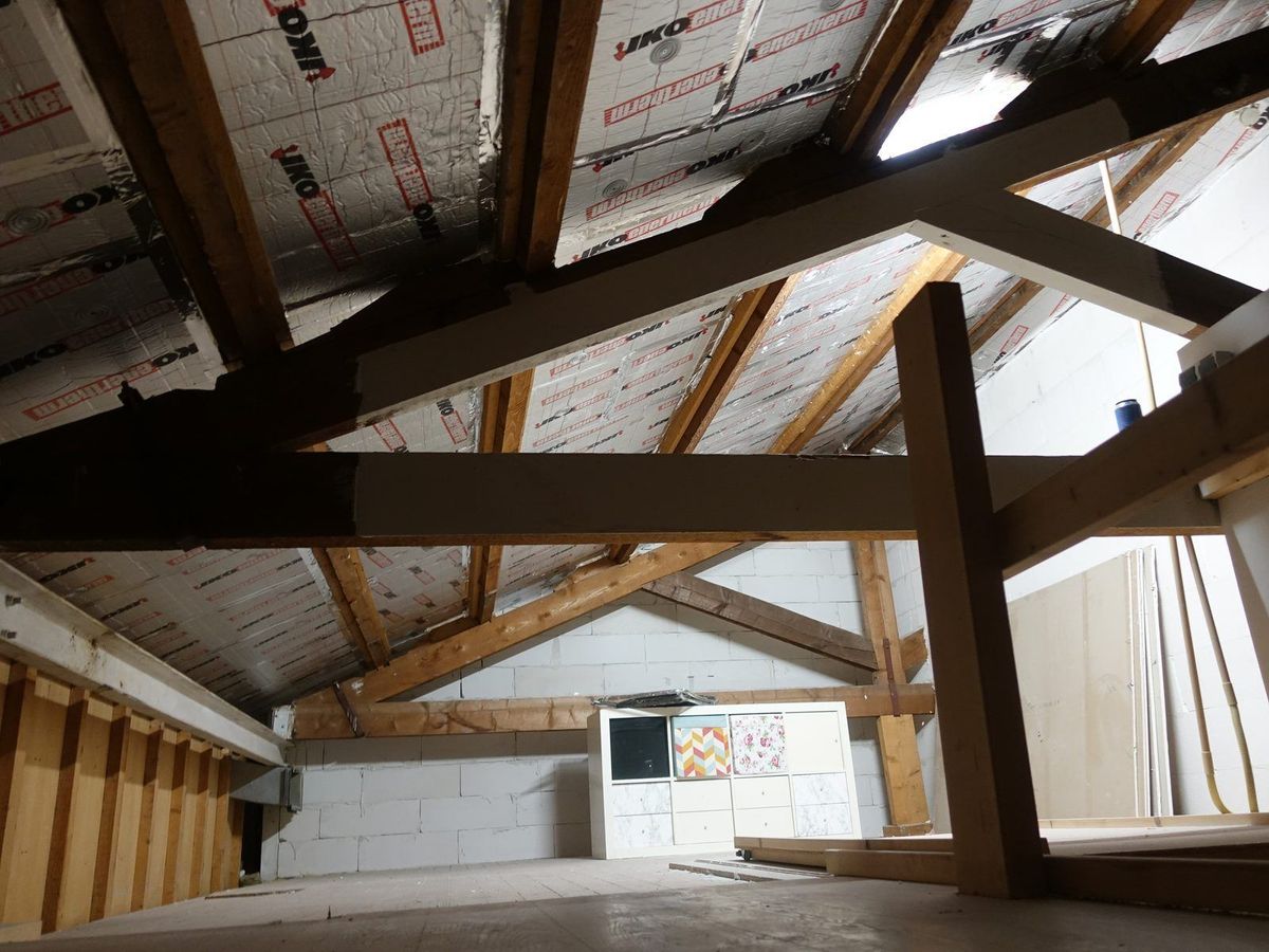 Zolder in Siebengewald tijdens het isoleren