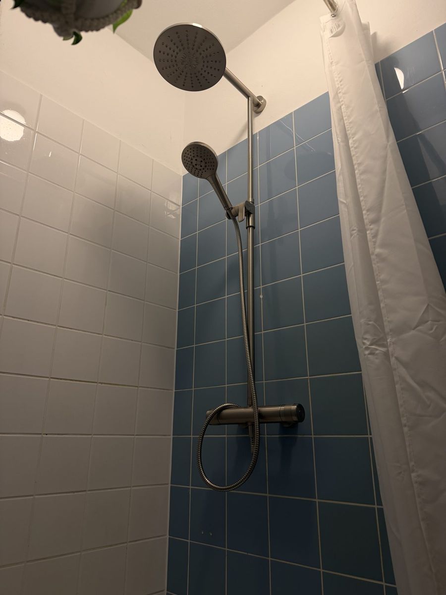 Stortdouche gemonteerd en afgekit