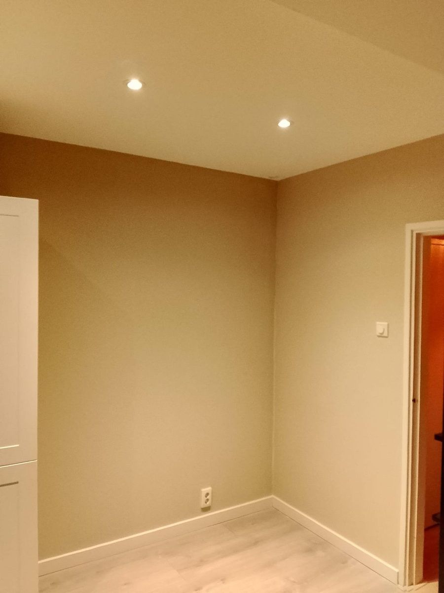 Kamer, wanden en plafond geschilderd