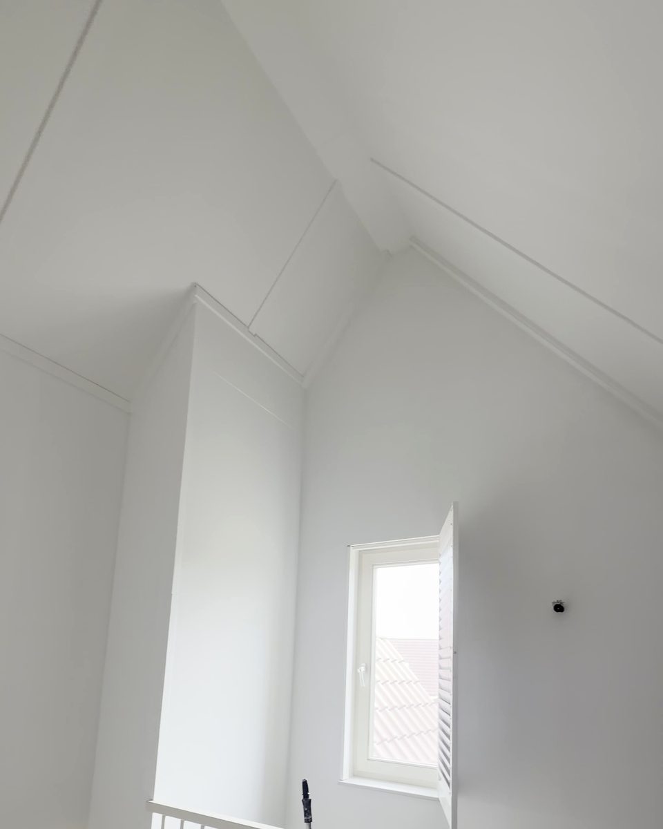 Schuin plafond en wanden wit gesausd op een zolder in Doetinchem